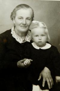 Matka Anna Hadwigerová s vnučkou