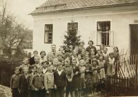 Municipal school in Nýznerov during war. In the photo there are also witness´sisters 