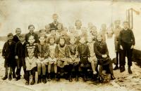 Obecní škola v Nýznerově za války. Vilma Hadwigerová sedící  druhá zprava. 