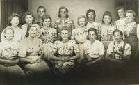 Ženy z Nýznerova za války před odjezdem na práce do Německa 