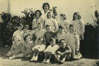 La clase de Nora Strejilevich en la escuela primaria (NS está en la primera fila, primera de la izquierda)