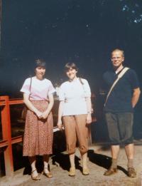 sr. Bonaventúra Terézia Šmídová s ďalšími rehoľníkmi v civile - 80.te roky