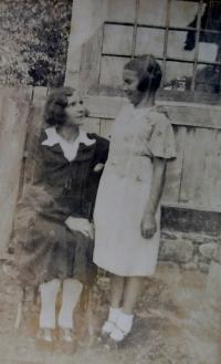Božena Palková (matka) s dcerou Miladou v obci Bohdan na Podkarpatské Rusi