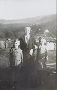 Božena Palková (matka) s dětmi Františkem a Boženou
