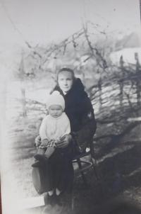 Božena Palková (matka) se synem Jaroslavem