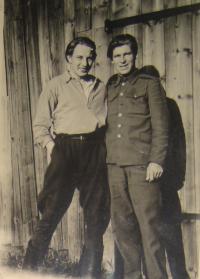 Vojtěch Cimbolinec v 1. československém armádním sboru (napravo)