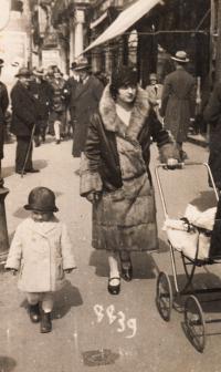 S maminkou v Ostravě, cca 1928
