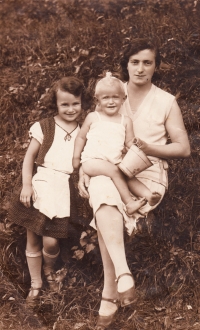 S maminkou a sestrou Marianou, 1931