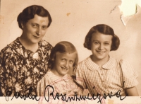 S maminkou a sestrou Marianou, 1939, pasová fotografie