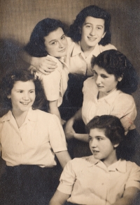 With friends: Michal Efrat (Eva Schlachet), Inka Teichner, Erika Ečka Rothová, Věra Rosenzweig, Osti Ströbinger--Ostrava, 1942