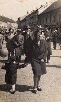 před 1930 - Rena nebo Hana s vychovatelkou na korzu ve Strakonicích