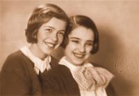 krátce před válkou - Hana Fialová/Malka Chana se sestřenicí Anny Kolman, která ve válce zahynula
