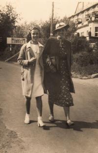 1937 - Hana Fialová/Malka Chana s maminkou v Harrachově