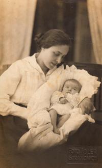 1. 5. 1923 - desetitýdenní Hana Fialová/Malka Chana u maminky