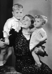 Naftali Fürst with his mother and older brother Peter