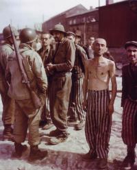 Väzni tábora Buchenwald po oslobodení