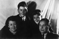 Naftali with family after liberation
