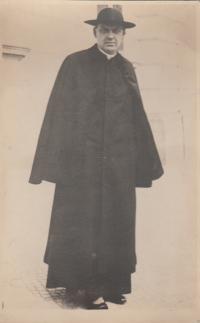 prastrýc pamětníka, hrabě kněz Antonín Bořek -  Dohalský, který zemřel v Osvětimi 1942
