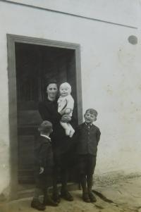 Angela Schlegelová s dětmi Ginterem, Walterem a Erichem za války v Hraničkách
