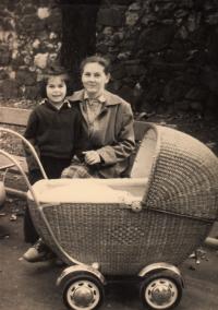 Matka Anna Černá se starší dcerou Olgou a Libuší v kočárku (1953)