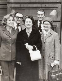 Příbuzní na svatbě v roce 1977 (zleva: Tomáš a Ladislav Sahodovi, Libuše L., Anna Černá a Růžena Jandová)