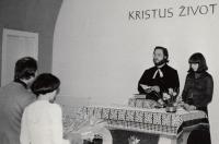 Svatební obřad, kněz Zdeněk Bárta a tlumočnice (9. 4. 1977) 