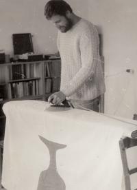 Jan Tydlitát is ironing a flag, 1983