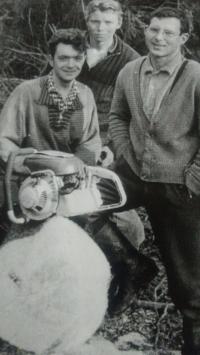 Jako dřevorubec (vpravo), 1963