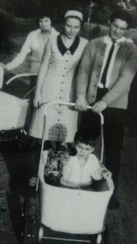 S kočárkem na procházce, Aš 1966