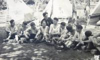 Skupina chlapců z hnutí Tchelet Lavan „Barak“ [hebr. Blesk], kterou vedl první manžel Lisy Kumermann Ja´akov Wurzel. Letní tábor Tchelet Lavan Rakousy, 1938.