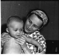 Libuše Šedinová se synem, 1965