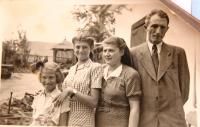 rodina Marosi před odjezdem do koncentračního tábora. Zprava tatínek, maminka Blanka, Judith, Noemi. 1944.