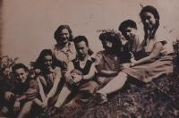 Letní tábor hnutí Makabi Hacair: Miriam (přezdívkou Mia) Abeles třetí zprava. Škrdlovice, léto 1947.