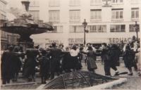 Členové židovských sionistických hnutí před bratislavským divadlem tancem “hora” oslavují založení státu Izrael. Bratislava, květen 1948.