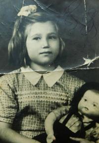 Irini Tcapas (Bulgurisová) in an orphanage in the town Fehérvárecsurgó in Hungary in 1951