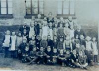 School classes of 1929, 30, 31, 32 in the village of Wahowitze