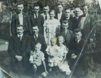Muži z obce Wehowitze v Todtově organizaci. Otec uprostřed nahoře a úplně vlevo dole jeho bratr dvojče