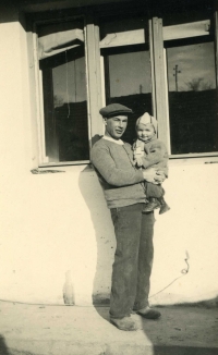 Antonín s otcem, 1945
