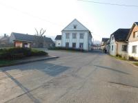 Náves ve Vranové Lhotě, kde 7. května 1945 německá jednotka seřasila všechny muže v obci, že je zastřelí