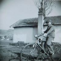 Bratr Josef Šimek u omítnutého vagónu u Vranové Lhoty, kde bydlela rodina