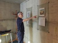 Michal Hron ukazuje ezpozici v synagoze v Liberci