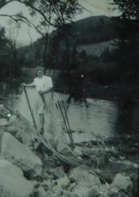 Věroslava Jurajdová (Bojková) v roce 1945 na německým vojskem odstřeleném mostě v Bohutíně