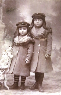 Tety Hany Sternlichtové (Neumannové), vlevo Valeska, vpravo Ilona Neumannovy v dětském věku. Nedatováno.