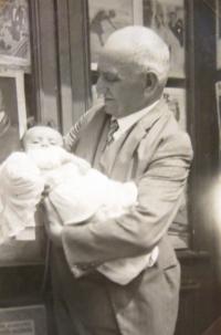 Hanka Neumannová s dědečkem Jindřichem Kačerem. 1930.