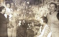 U vánočního stromku maminka Irena, Hanka, tatínek Arnold, sedící neznámá a kuchařka Karla. 1932.