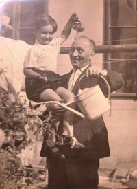 Zalévání tatínkovy pleši. Hanka Neumannová s tatínkem. 30. léta 20. století.