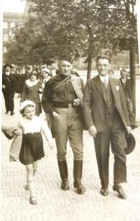 S tatínkem na sokolském sletu. Hanka Neumannová, Arnold Neumann, neznámý. Praha, 1938