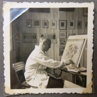Tatínek Hanky Neumannové Arnold Neumann při práci na obraze „Máky, chrpy a kopretiny“. 1941.