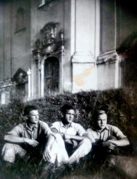 Vincent Dorník s priateľmi - fotografia z čias služby v útvaroch PTP (1951)