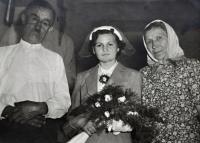 Květoslava Blahutová na svatebním snímku / vlevo nevlastní otec Josef Kubica / vpravo teta a nevlastní matka Anežka Kubicová